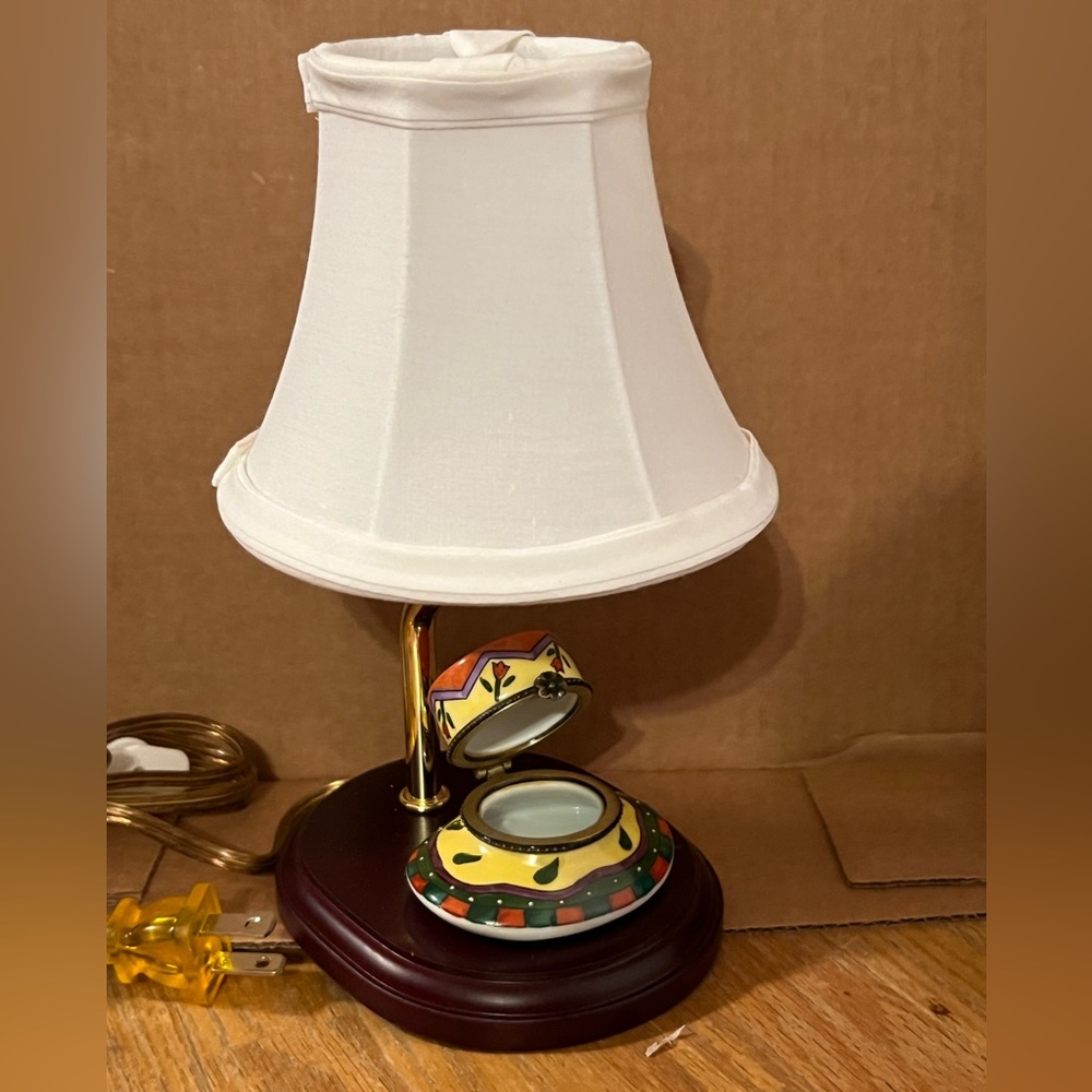 VINTAGE MINI TABLE LAMP W PORCELAIN TRINKET BOX
